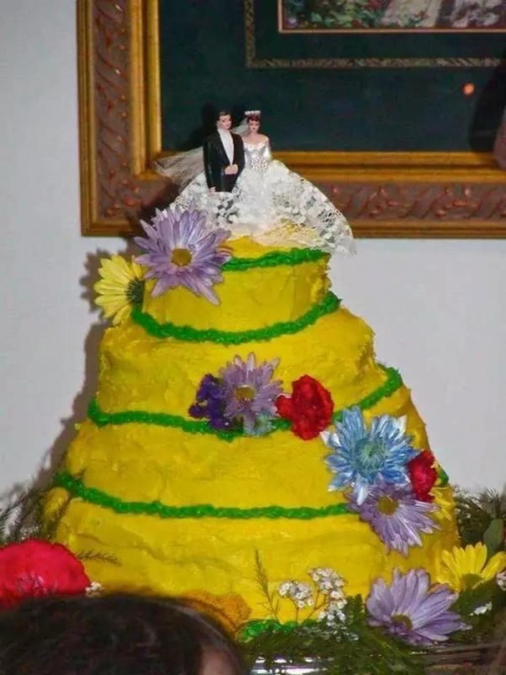 https://www.happysheldon.com/news/20-most-horrific-wedding-cakes-ever-pastry-chefs-are-you-jealous/