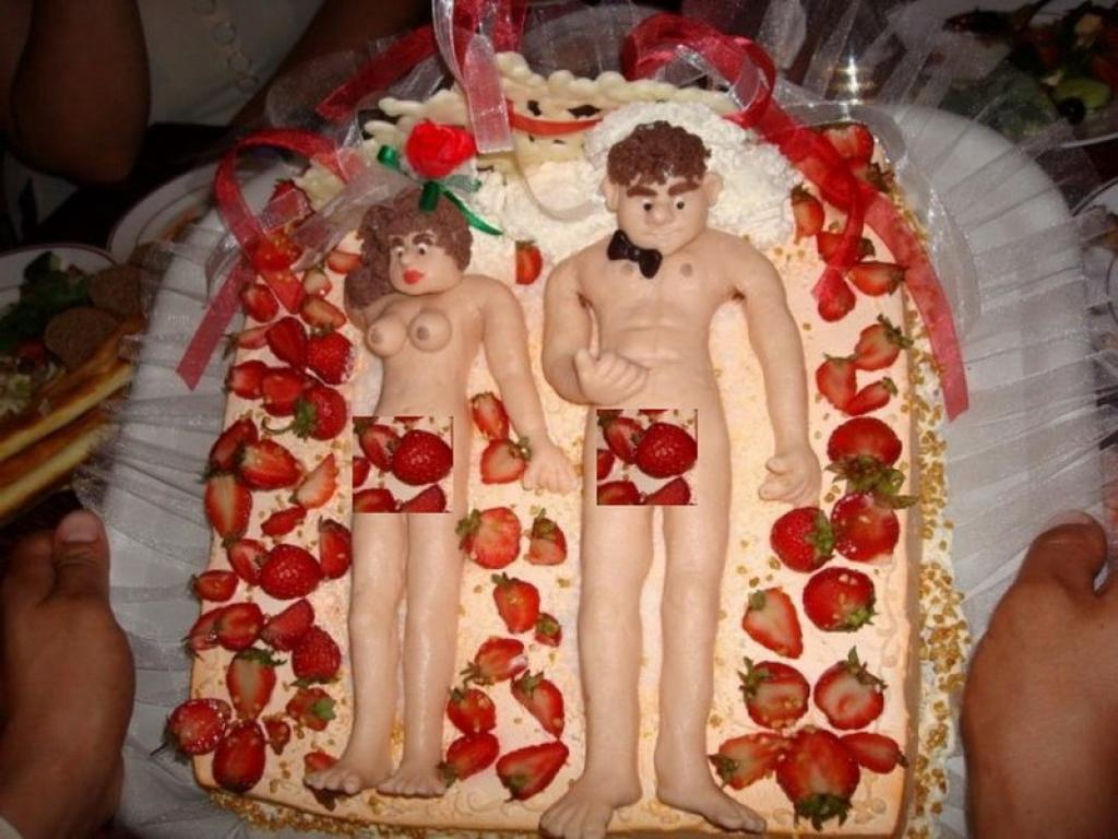 https://www.happysheldon.com/news/20-most-horrific-wedding-cakes-ever-pastry-chefs-are-you-jealous/