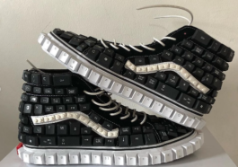 Boty a jiné módní doplňky ze starých klávesnic