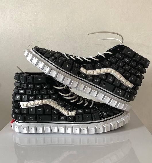 Boty a jiné módní doplňky ze starých klávesnic