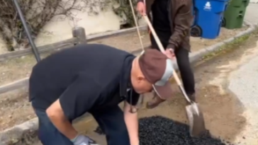 Arnold opravuje silnici