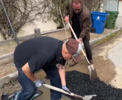 Arnold opravuje silnici