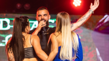 REDFACE odhalilo zápas v plácání přes zadek